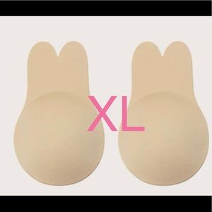 Adhesive reusable strapless lift up bra in nude